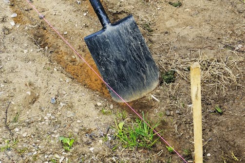 Näin teet lujan pohjan laatoille